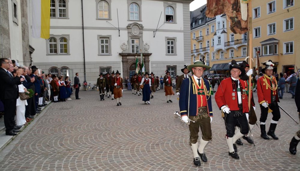 Das Herz-Jesu Feuer ist ein im 19. Jahrhundert entstandener Brauch, der auch heute noch in Tirol gepflegt wird. Als im Jahre 1796 die Napoleonischen Truppen Tirol immer näher rückten, wurde das Land in Kriegsbereitschaft versetzt. Man trat zu einem Kongress in Bozen (Südtirol) zusammen, auf dem beraten wurde, wie man vorgehen wolle. Dort fiel der Vorschlag des Stamser Abtes Sebastian Stöckl, das Land dem Schutz des Heiligsten Herzen Jesu anzuvertrauen - man hoffte auf die Hilfe Gottes. Am 1. Juni 1796 versprach man sich, dem Herz-Jesu Fest in Zukunft stets mit einem feierlichen Gottesdienst zu gedenken.