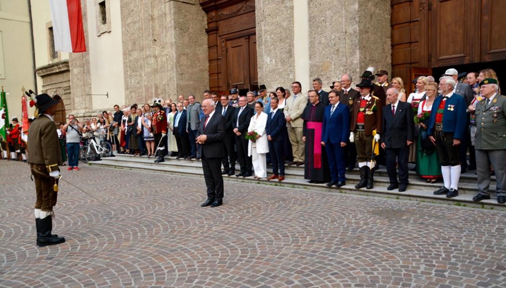 Das Herz-Jesu Feuer ist ein im 19. Jahrhundert entstandener Brauch, der auch heute noch in Tirol gepflegt wird. Als im Jahre 1796 die Napoleonischen Truppen Tirol immer näher rückten, wurde das Land in Kriegsbereitschaft versetzt. Man trat zu einem Kongress in Bozen (Südtirol) zusammen, auf dem beraten wurde, wie man vorgehen wolle. Dort fiel der Vorschlag des Stamser Abtes Sebastian Stöckl, das Land dem Schutz des Heiligsten Herzen Jesu anzuvertrauen - man hoffte auf die Hilfe Gottes. Am 1. Juni 1796 versprach man sich, dem Herz-Jesu Fest in Zukunft stets mit einem feierlichen Gottesdienst zu gedenken.