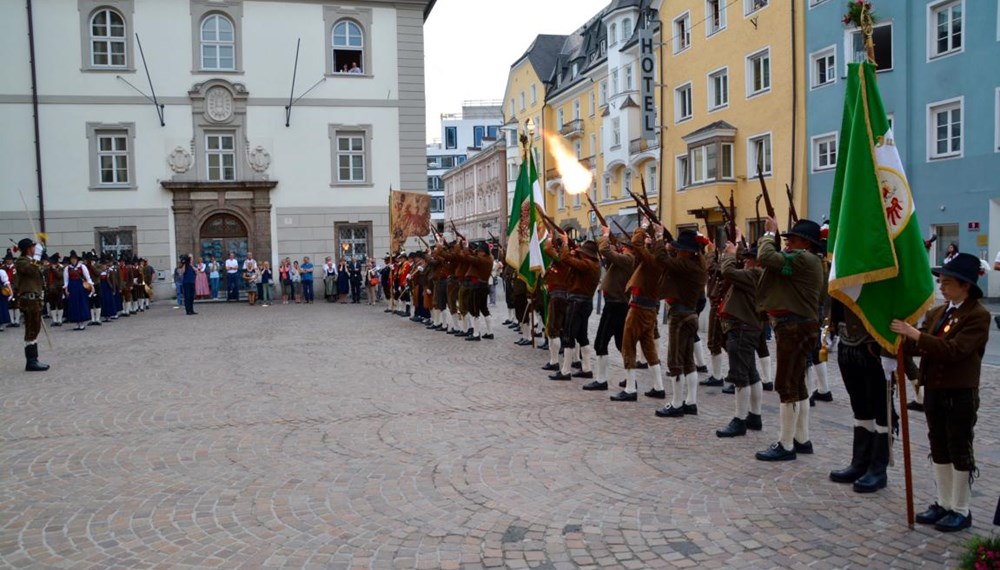 Das Herz-Jesu Feuer ist ein im 19. Jahrhundert entstandener Brauch, der auch heute noch in Tirol gepflegt wird. Als im Jahre 1796 die Napoleonischen Truppen Tirol immer näher rückten, wurde das Land in Kriegsbereitschaft versetzt. Man trat zu einem Kongress in Bozen (Südtirol) zusammen, auf dem beraten wurde, wie man vorgehen wolle. Dort fiel der Vorschlag des Stamser Abtes Sebastian Stöckl, das Land dem Schutz des Heiligsten Herzen Jesu anzuvertrauen - man hoffte auf die Hilfe Gottes. Am 1. Juni 1796 versprach man sich, dem Herz-Jesu Fest in Zukunft stets mit einem feierlichen Gottesdienst zu gedenken.