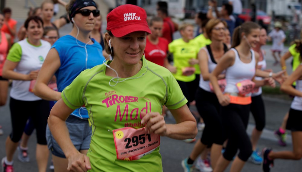 Vom Stadtmagistrat Innsbruck nahmen 22 motivierte Läuferinnen, Nordic Walkerinnen, Walkerinnen am 01. Juli am Frauenlauf in Innsbruck teil. Mit dabei war auch Bürgermeisterin Christine Oppitz-Plörer. Die fünf Kilometer lange Lauf- und Nordic Walkingstrecke führte vorbei an Triumphpforte und Annasäule quer durch die Tiroler Landeshauptstadt.