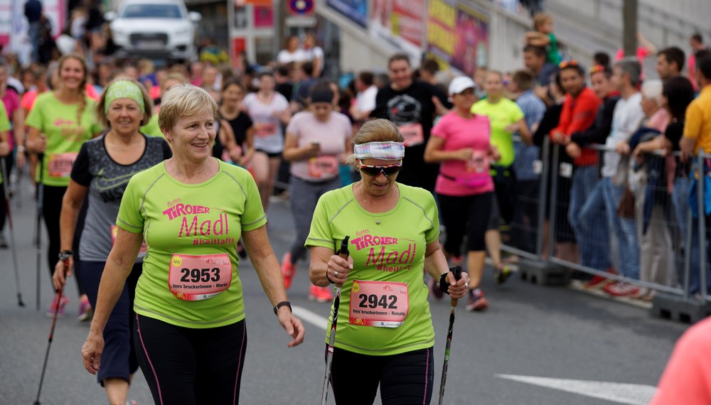 Vom Stadtmagistrat Innsbruck nahmen 22 motivierte Läuferinnen, Nordic Walkerinnen, Walkerinnen am 01. Juli am Frauenlauf in Innsbruck teil. Mit dabei war auch Bürgermeisterin Christine Oppitz-Plörer. Die fünf Kilometer lange Lauf- und Nordic Walkingstrecke führte vorbei an Triumphpforte und Annasäule quer durch die Tiroler Landeshauptstadt.