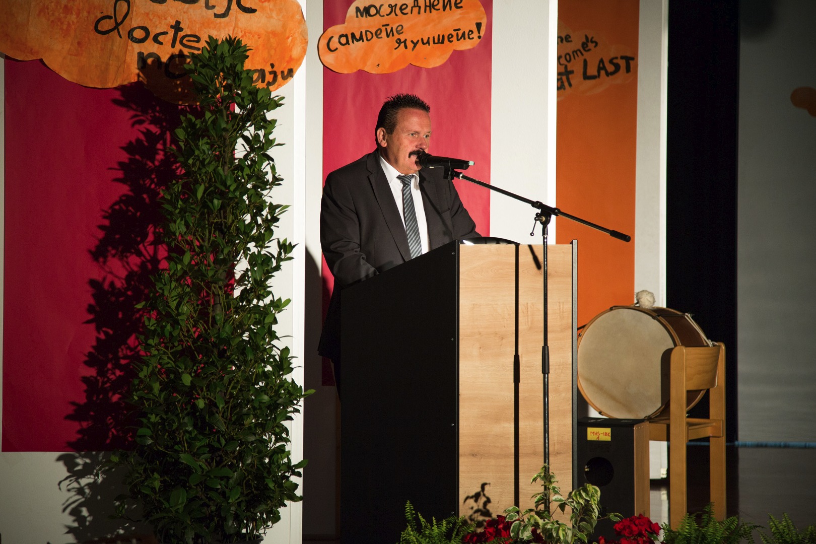 Direktor Roland Zaggl begrüßte die Ehrengäste sowie die AbsolventInnen der Innsbrucker Schulen zur Schulfeier 2017.