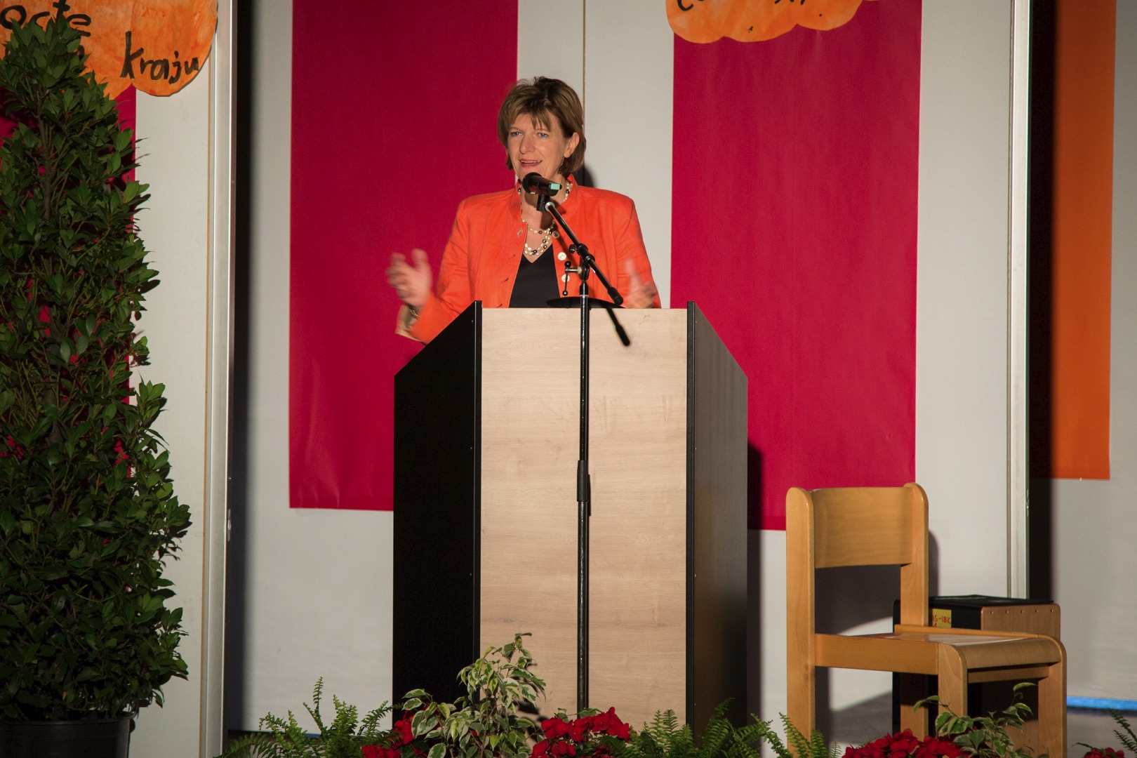 Bürgermeisterin Christine Oppitz-Plörer wünschte den SchülerInnen für Ihren weiteren Lebensweg das Allerbeste.