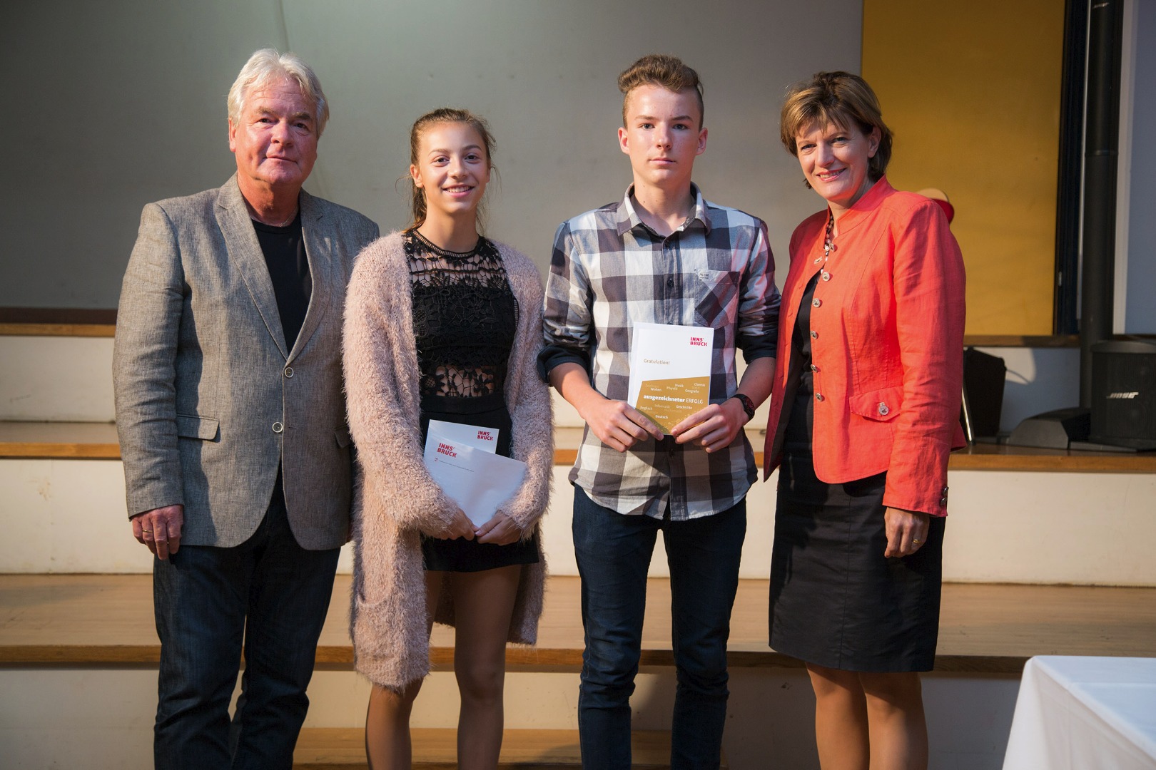 Stadtrat Ernst Pechlaner und Bürgermeisterin Christine Oppitz-Plörer mit den beiden AbsolventInnen der NMS Hötting-West