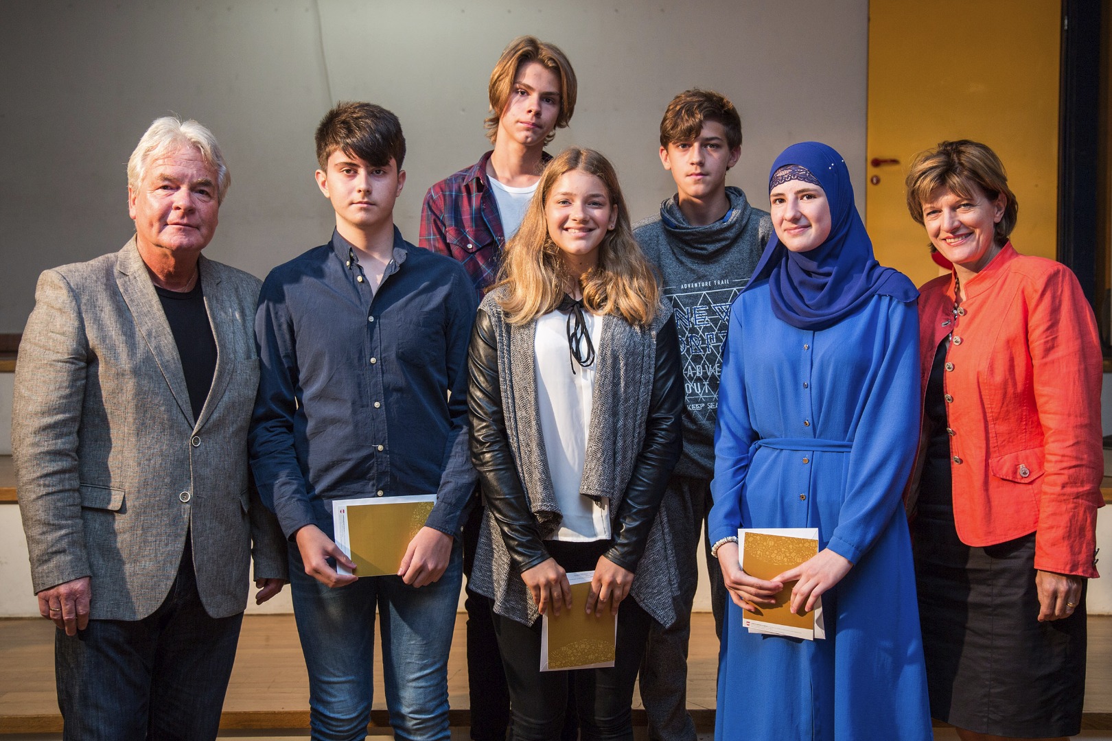 Stadtrat Ernst Pechlaner und Bürgermeisterin Christine Oppitz-Plörer mit den AbsolventInnen der NMS Gabelsbergerstraße