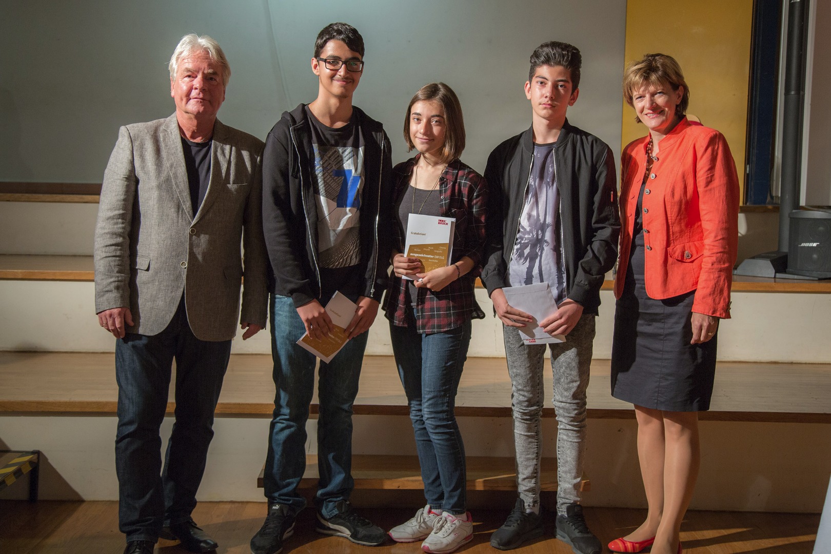 Stadtrat Ernst Pechlaner und Bürgermeisterin Christine Oppitz-Plörer mit den AbsolventInnen der NMS Pembaurstraße