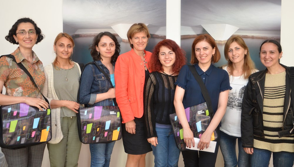 Seit einigen Jahren besuchen jeden Sommer Studentinnen aus Innsbrucks Partnerstadt Tiflis die Landeshauptstadt Innsbruck, um an einem Weiterbildungsprogramm teilzunehmen und ihre Deutschkenntnisse zu verbessern. Heuer nehmen sieben angehende Deutschlehrerinnen aus Georgien an diesem Gemeinschafts-Projekt von Land und Stadt teil. Von 03. bis 21. Juli besuchen sie Kurse des Internationalen Sprachzentrums Innsbruck (isi). Bürgermeisterin Christine Oppitz-Plörer begrüßte die Gäste kürzlich im Innsbrucker Rathaus.