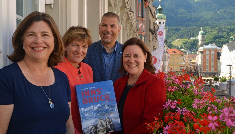 Bereits seit 1976 findet jeden Sommer die International Summerschool der University of New Orleans (UNO) in Innsbruck statt. Heuer kamen mehr als 280 Studentinnen aus Amerika, um an dem sechswöchigen Programm in der Landeshauptstadt teilzunehmen. Bürgermeisterin Christine Oppitz-Plörer begrüßte die Programm-Verantwortlichen kürzlich im Rathaus (Bild 1: v.l.: Alea Morelock Cot, Assistant Provost & Director of International Education, Bürgermeisterin Christine Oppitz-Plörer, UNO-Rektor John Nicklow, Program-Director Irene Brameshuber Ziegler). Außerdem überreichte sie Programmteilnehmerin und Music-Business-Studentin Raquel Riviere (Bild 2) ein Stipendium für ihren Aufenthalt.