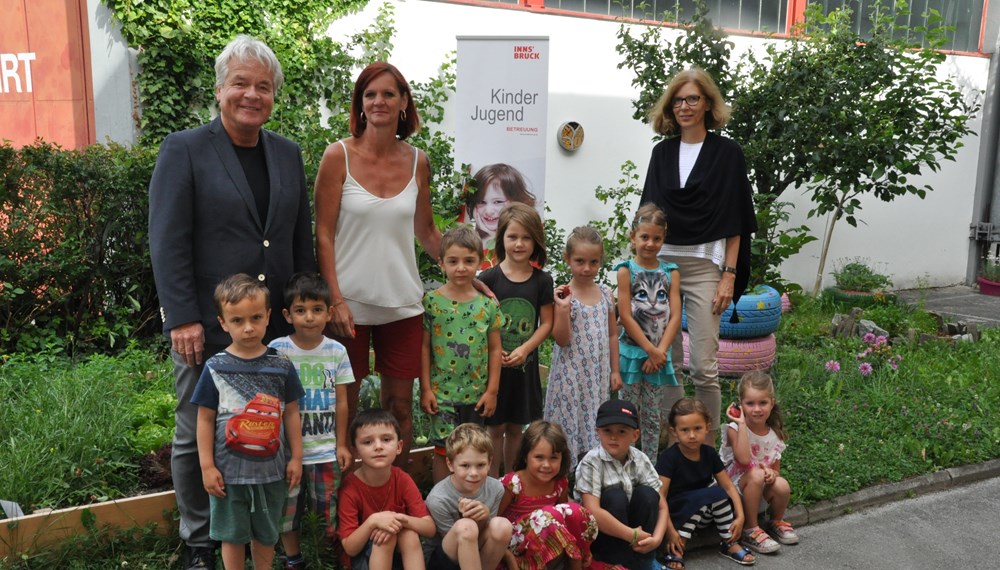 Die Kinder im Kindergarten Sieglanger mit grünem Daumen und (v.l.) Stadtrat Ernst Pechlaner, Kindergartenleiterin Edith Melojer und Martina Zabernig (Leiterin Amt für Kinder, Jugend und Generationen).