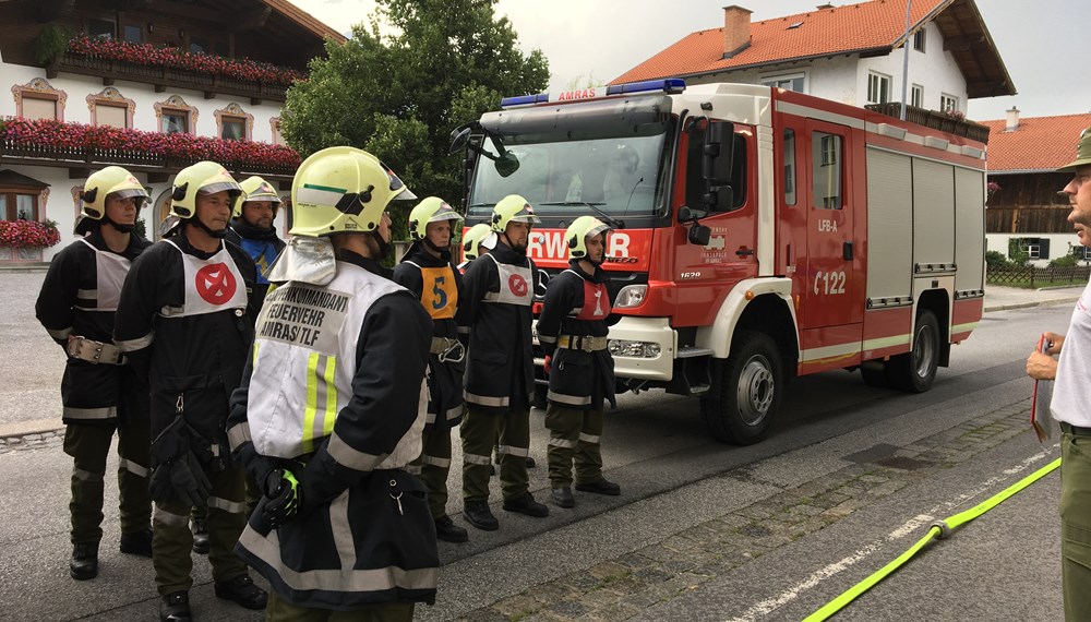 Feuerwehrreferent Vizebürgermeister Christoph Kaufmann gratulierte den Kameraden der Freiwilligen Feuerwehr Amras zur sehr erfolgreich bestandenen Technischen Leistungsprüfung Stufe 3 in Gold.