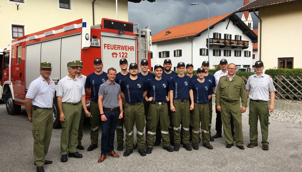 Feuerwehrreferent Vizebürgermeister Christoph Kaufmann gratulierte den Kameraden der Freiwilligen Feuerwehr Amras zur sehr erfolgreich bestandenen Technischen Leistungsprüfung Stufe 3 in Gold.