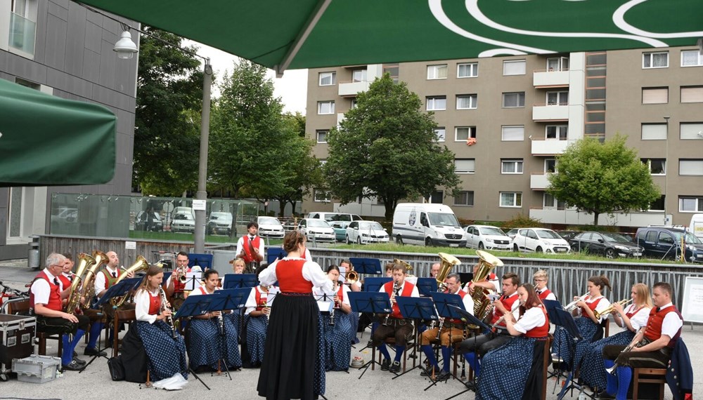 Die Speckbacher Musikkapelle Neu Arzl/Olympisches Dorf veranstaltete am DDr.-Lugger-Platz ihr traditionelles Platzkonzert. Vizebürgermeister Christoph Kaufmann bedankt sich bei den MusikantInnen für ihren Einsatz.