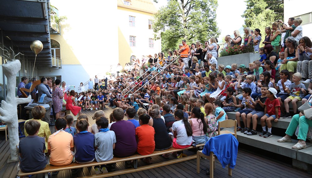 Bürgermeisterin Christine Oppitz-Plörer besuchte die Schulschlussfeier der VS Pradl Leitgeb1 und enthüllte das Kunstwerk "BIGLETE" gemeinsam mit den kunstschaffenden Kindern, Monika Abendstein (Leiterin bilding) und Künstler Robert Tribus.