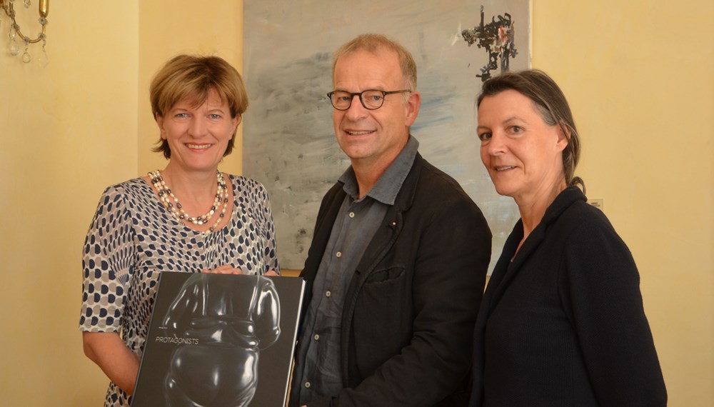 Künstler Georg Löwit überreichte vor Kurzem seinen Kunst-Katalog an Bürgemeisterin Christine Oppitz-Plörer. Gleichzeitig präsentierte er seine Vorstellungen für den neuen Vorplatz des Haus der Musik in Innsbruck. Kulturamtsleiterin Maria-Luise Mayr (r.) war ebenfalls dabei.