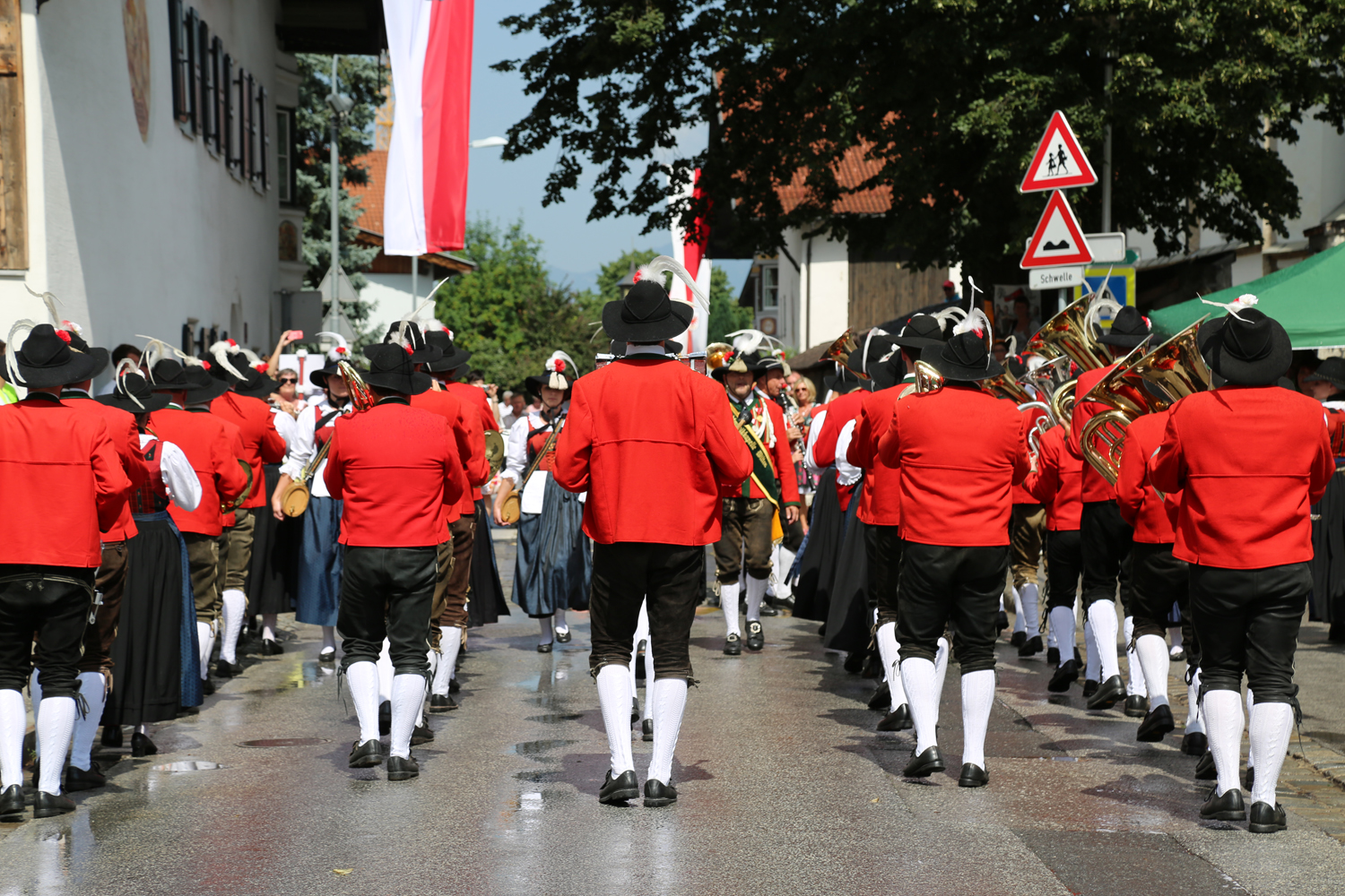 Traditionsvereine, wie Musikkapellen, Schützen und Trachtengruppen, nützen die Straßen von Innsbruck beispielsweise für Prozessionen oder, wie hier im Bild, für die
Marschmusikbewertung, bei der alle Innsbrucker Musikkapellen teilnahmen.