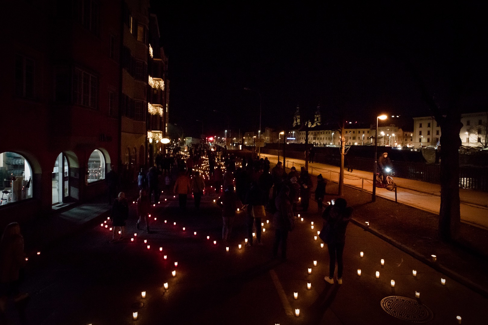 „Anpruggen leise“ ist eine Straßenveranstaltung, die in der Adventzeit stattfindet. Viele Kerzen säumen die Straßen in St. Nikolaus und Mariahilf.