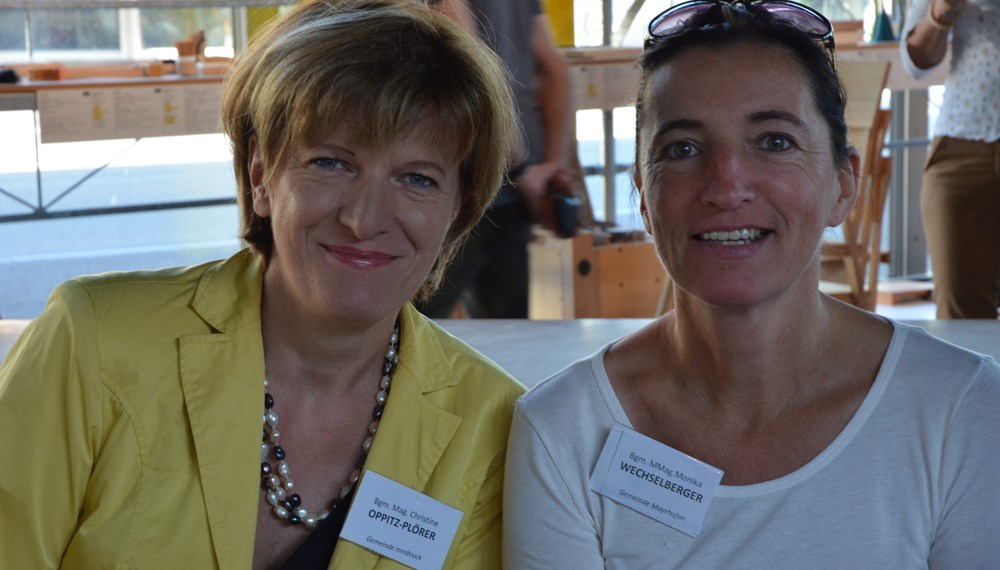 Beim Treffen der österreichischen Bürgermeisterinnen in Alberschwende (Vorarlberg) waren mehr als 60 Bürgermeisterinnen aus allen Bundesländern aus Gemeinden wie "A" wie Altmünster mit Österreichs jüngster Ortschefin Elisabeth Feichtinger bis "W" wie Wolfsegg am Hausruck mit Bürgermeisterin Barbara Schwarz vertreten. Auch Innsbrucks Stadtchefin Christine Oppitz-Plörer ließ es sich nicht nehmen, zum Treffen zu erscheinen. Derzeit bekleiden Frauen rund 7,5 Prozent aller 2.100 kommunalen Spitzenpositionen.