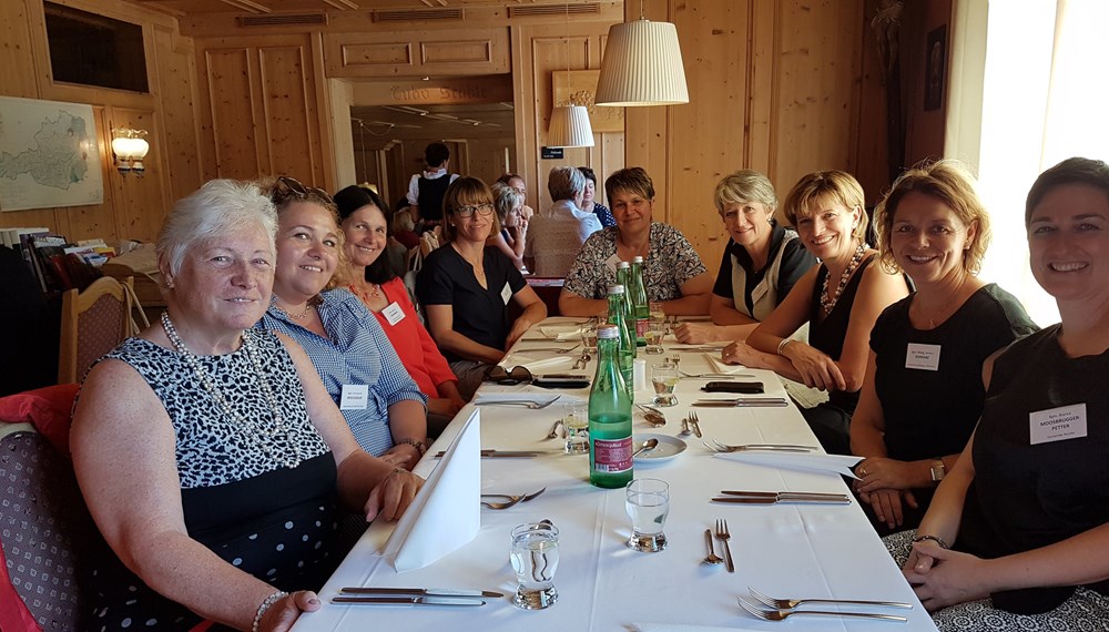 Beim Treffen der österreichischen Bürgermeisterinnen in Alberschwende (Vorarlberg) waren mehr als 60 Bürgermeisterinnen aus allen Bundesländern aus Gemeinden wie "A" wie Altmünster mit Österreichs jüngster Ortschefin Elisabeth Feichtinger bis "W" wie Wolfsegg am Hausruck mit Bürgermeisterin Barbara Schwarz vertreten. Auch Innsbrucks Stadtchefin Christine Oppitz-Plörer ließ es sich nicht nehmen, zum Treffen zu erscheinen. Derzeit bekleiden Frauen rund 7,5 Prozent aller 2.100 kommunalen Spitzenpositionen.