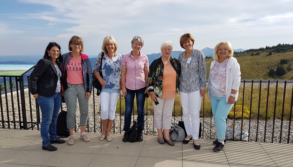 Beim Treffen der österreichischen Bürgermeisterinnen in Alberschwende (Vorarlberg) waren mehr als 60 Bürgermeisterinnen aus allen Bundesländern aus Gemeinden wie "A" wie Altmünster mit Österreichs jüngster Ortschefin Elisabeth Feichtinger bis "W" wie Wolfsegg am Hausruck mit Bürgermeisterin Barbara Schwarz vertreten. Auch Innsbrucks Stadtchefin Christine Oppitz-Plörer ließ es sich nicht nehmen, zum Treffen zu erscheinen. Derzeit bekleiden Frauen rund 7,5 Prozent aller 2.100 kommunalen Spitzenpositionen.