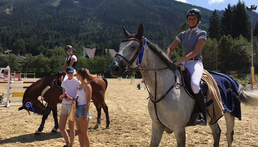 Vom 04.-06. August findet in der Reitarena Igls das jährliche Freilandspringturnier statt. Präsident Dr. Rolf Kapferer und sein Team freuen sich auf hochkarätigen Sport und Starter aus dem In- und Ausland. Neben der Tiroler Meisterschaft in der Mannschaft wird Springsport von lizenzfreien Bewerben bis zu Klasse S präsentiert.