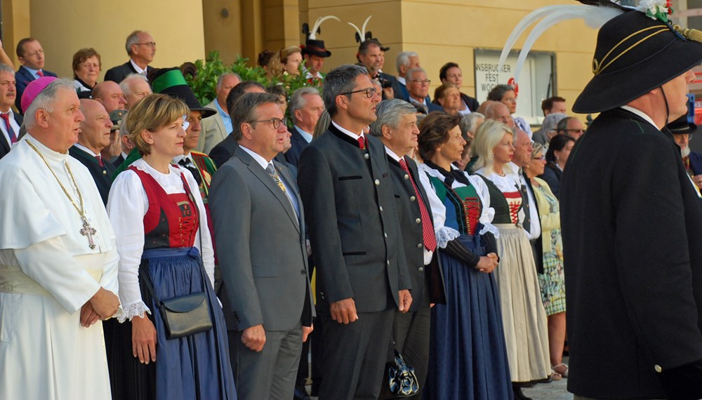 Die Südtiroler Landeshauptleute LH Günther Platter und LH Arno Kompatscher (Bildmitte) mit der Innsbrucker Bürgermeisterin Christine Oppitz-Plörer und Prälat Raimund Schreier gemeinsam mit Mitgliedern der Tiroler und Südtiroler Landesregierungen beim Landesüblichen Empfang am Vorplatz des Landestheaters in Innsbruck anlässlich der Feierlichkeiten um den Hohen Frauentag.