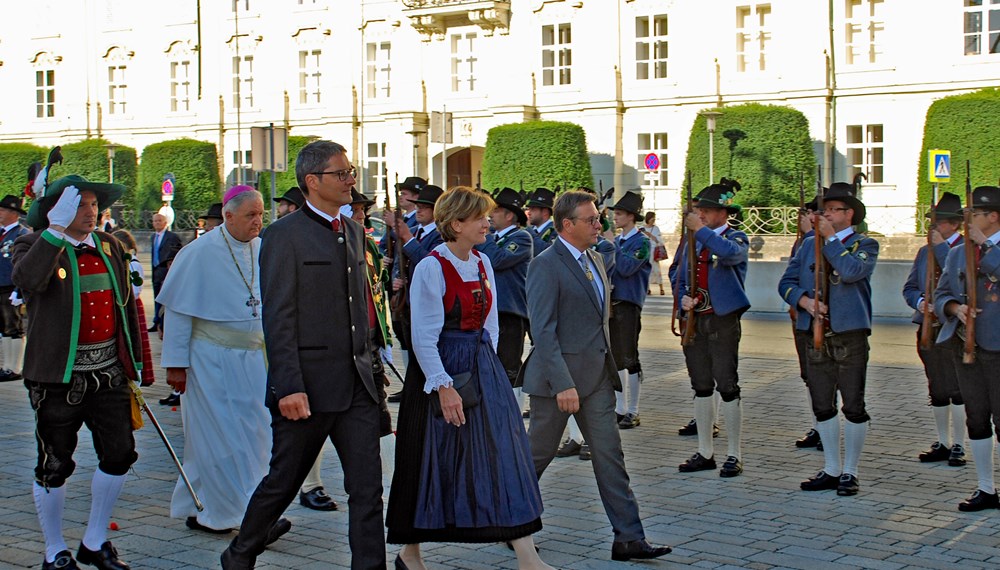 Die Südtiroler Landeshauptleute LH Günther Platter und LH Arno Kompatscher (Bildmitte) mit der Innsbrucker Bürgermeisterin Christine Oppitz-Plörer und Prälat Raimund Schreier gemeinsam mit Mitgliedern der Tiroler und Südtiroler Landesregierungen beim Landesüblichen Empfang am Vorplatz des Landestheaters in Innsbruck anlässlich der Feierlichkeiten um den Hohen Frauentag.