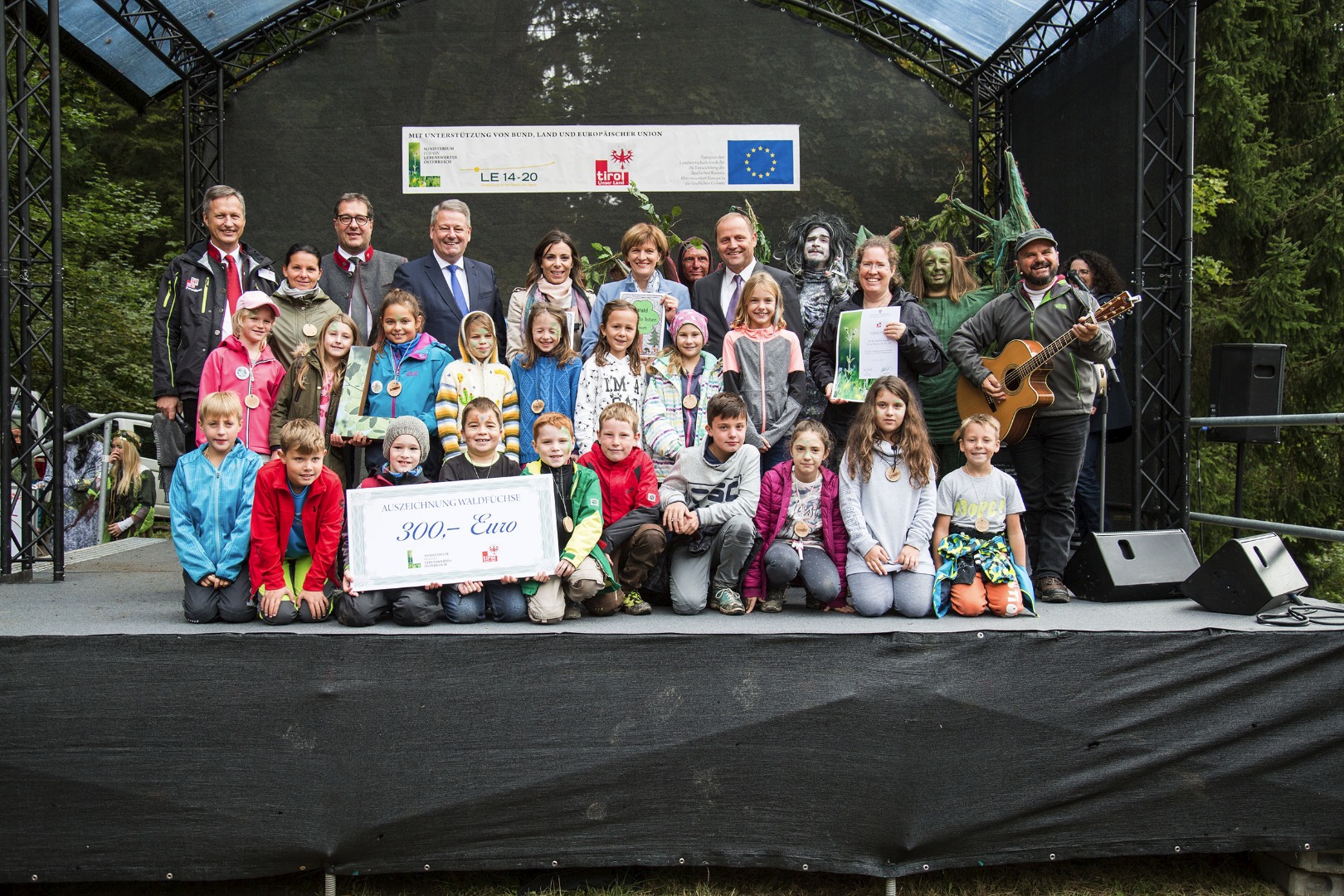 "Waldfüchse" der VS Zirl: In der VS Zirl finden jedes Jahr Olympische Spiele statt. Bei der jährlichen Waldolympiade stellen die Kinder ihr Waldwissen im Rahmen eines Quiz unter Beweis. Die Olympiade ist der krönende Abschluss der Waldtage, die jede zweite Klasse im Herbst in den fußläufig erreichbaren Wäldern rund um Zirl durchführt. Die Walderlebnistage der ÖKOLOG-Schule sind ein Highlight im vielfältigen Schulkalender.
