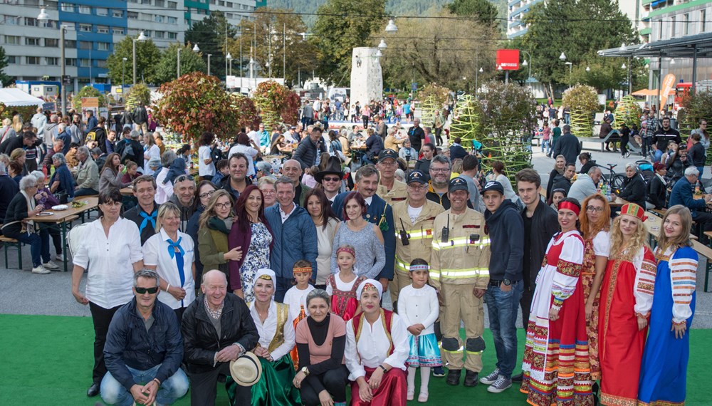 Am 24. September fand im O-Dorf das 6. Interkulturelles Tanz- & Musik Fest sowie die Jubiläumsfeier des ISD Jugendzentrums Skyline statt. Zu dem bunten Fest bei denen auch sehr viel ausprobiert werden konnte, kamen viele Interessierte. Darunter befand sich auch Vizebürgermeister Christoph Kaufmann.