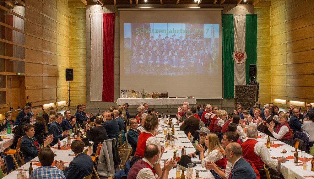 Vizebürgermeister Christoph Kaufmann nahm am 1. Oktober am 47. Schützenjahrtag der Speckbacher Schützenkompanie Alter Schießstand teil. Eingeladen waren alle Mitglieder der Kompanie, alle VereinsvertreterInnen sowie Ehrengäste aus dem Olympischen Dorf. Höhepunkte der Veranstaltung waren der landesübliche Empfang, die Angelobung der neu eingetretenen Altschützen sowie Ehrungen, Beförderungen, Auszeichnungen und die Übergabe der Schützenkette.