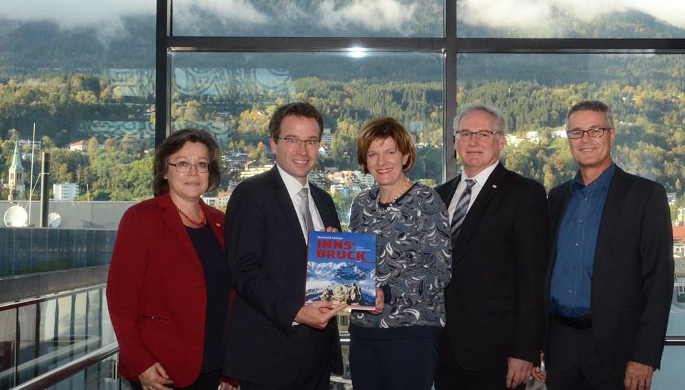 Rund 100 Personen nahmen am 03. Oktober am 1. Stammtisch des Ausbilderforums im Rathaus teil. In Kooperation von Land Tirol, Arbeiterkammer, Wirtschaftskammer und ÖGB dient diese Veranstaltung der Vernetzung und dem Erfahrungsaustausch aller in der Lehrlingsausbildung Tätigen. Bürgermeisterin Christine Oppitz-Plörer (Mitte), Lehrlingsbeauftragte Monika Erharter (1.v.l.) und Magistratsdirektor Bernhard Holas (2.v.r.) begrüßten Anton Kern (AMS Tirol, 1.v.r.) und Gastredner Johannes Kopf (AMS Österreich, 2.v.l.). Lukas Morscher (Leiter Stadtarchiv/Stadtmuseum) warf in seinem Vortrag „Schlaglichter auf die Ausbildung im 19. Jahrhundert in Innsbruck“ einen Blick zurück.
Der Stadtmagistrat selbst bildet aktuell 18 städtische Lehrlinge in sieben Lehrberufen aus und trägt das Prädikat "Ausgezeichneter Tiroler Lehrbetrieb 2016-2018".