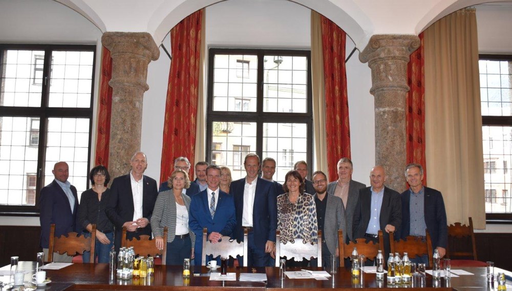 Vizebürgermeister Christoph Kaufmann begrüßte vor Kurzem eine Wirtschaftsdelegation aus Ravensburg im historischen Bürgersaal in Innsbruck. Gemeinsam mit Bernhard Vettorazzi (Innsbruck Marketing) fand ein reger Austausch mit den Gästen - unter ihnen Ravensburgs Oberbürgermeister Daniel Rapp - statt.