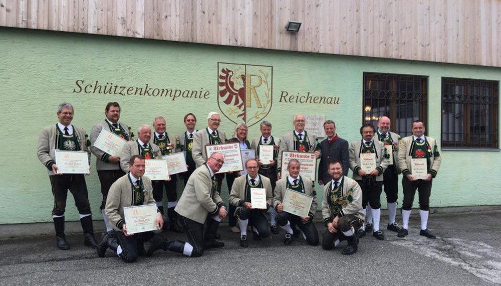 Die Schützenkompanie Innsbruck-Reichenau feierte ihren 44. Schützenjahrtag. Nach der Festmesse wurde im Schützenheim die Kommandantschaft unter Führung von Obmann Stefan Jilg und Hauptmann Kurt Tangl einstimmig wiedergewählt. Vizebürgermeister Christoph Kaufmann sprach seinen Danke an die Schützenkompanie Innsbruck-Reichenau für ihr Engagement in ihrem Stadtteil und darüber hinaus aus.