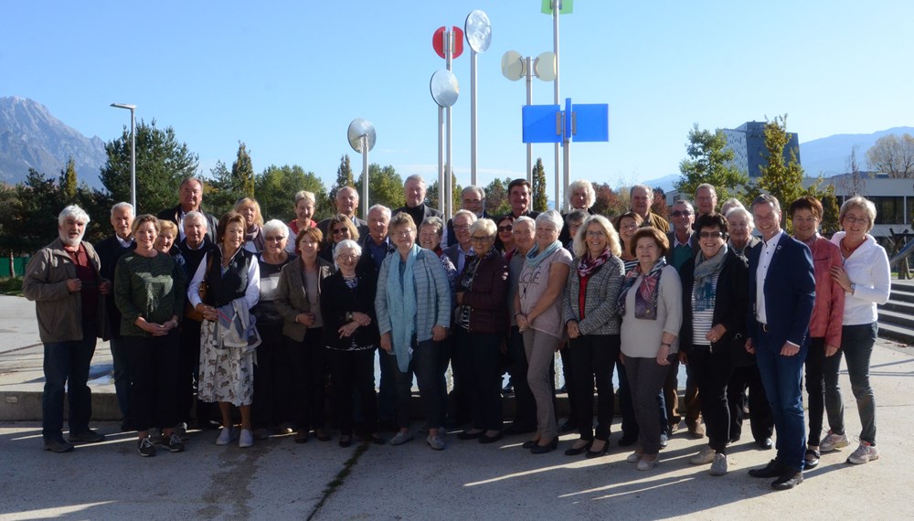 Mitte Oktober besuchten rund 30 ehemalige SPÖ-Abgeordnete die Tiroler Landeshauptstadt. Im Zuge des Besuchs unternahmen sie beispielsweise einen Ausflug auf die Nordkette und begaben sich auf die Spuren von Olympia. Vizebürgermeister Christoph Kaufmann (vorne r.) begrüßte die Gäste bei einem kleinen Empfang im Café Tivoli.