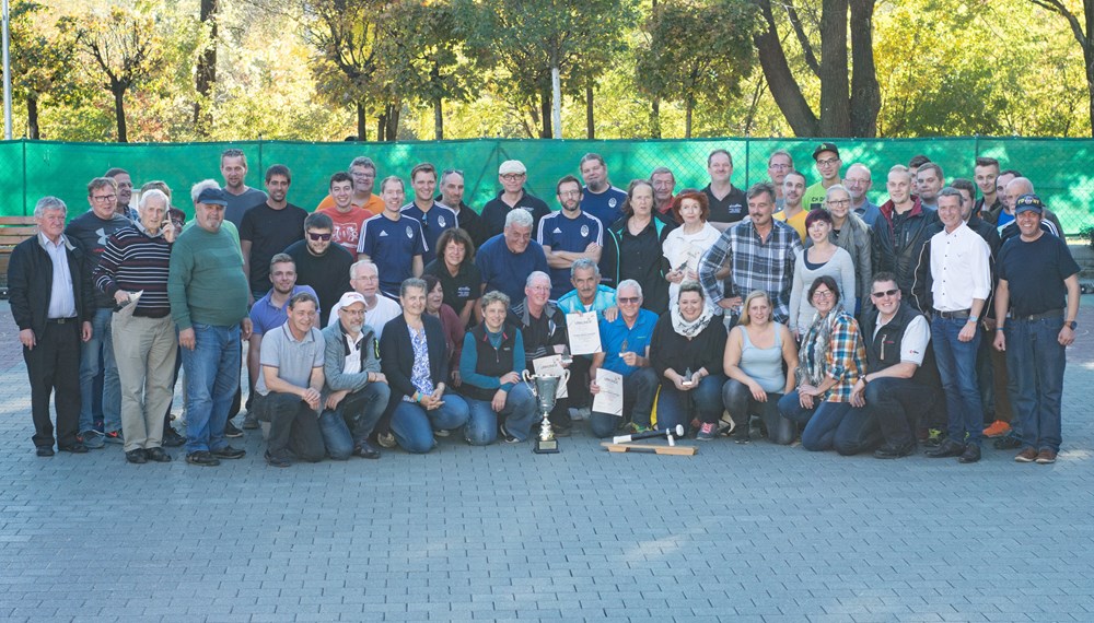 Der Sportverein Olympisches Dorf (SVO) organisierte das 14. "Schwarz Mander" Turnier. Insgesamt nahmen 16 Mannschaften von den verschieden Vereinen und Institutionen des Stadtteiles Neu Arzl/Olympisches Dorf daran teil. Sieger wurde die Mannschaft der Pfarre St. Pius X vor der Sektion SVO Fußball. Der Dank gilt Obmann Andreas Sint für die tolle Organisation.