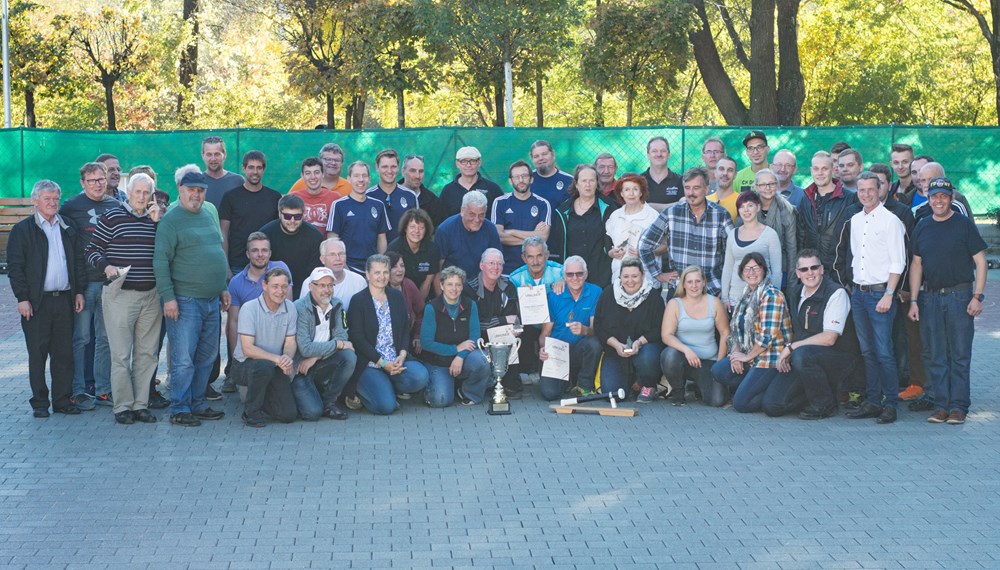 Der Sportverein Olympisches Dorf (SVO) organisierte das 14. "Schwarz Mander" Turnier. Insgesamt nahmen 16 Mannschaften von den verschieden Vereinen und Institutionen des Stadtteiles Neu Arzl/Olympisches Dorf daran teil. Sieger wurde die Mannschaft der Pfarre St. Pius X vor der Sektion SVO Fußball. Der Dank gilt Obmann Andreas Sint für die tolle Organisation.