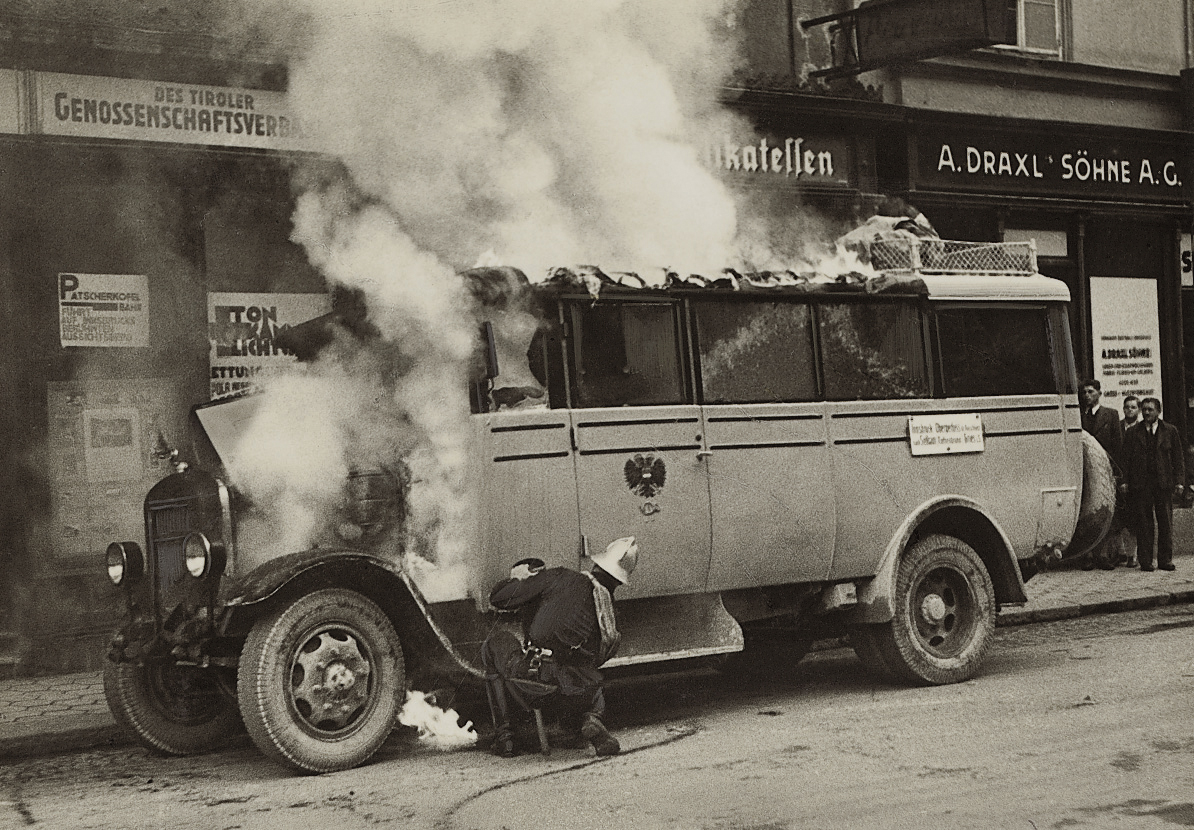 Eine schnelle Reaktion wird und wurde – wie das Bekämpfen dieses brennenden Postbusses zeigt – von der Feuerwehr heute wie damals gefordert.