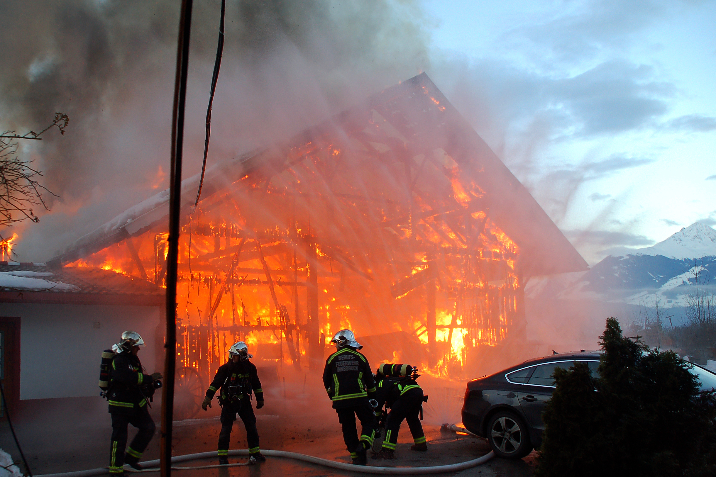 Der Scheunenbrand beim Kranebitter Hof im Jahr 2012 erforderte ein rasches Eingreifen.