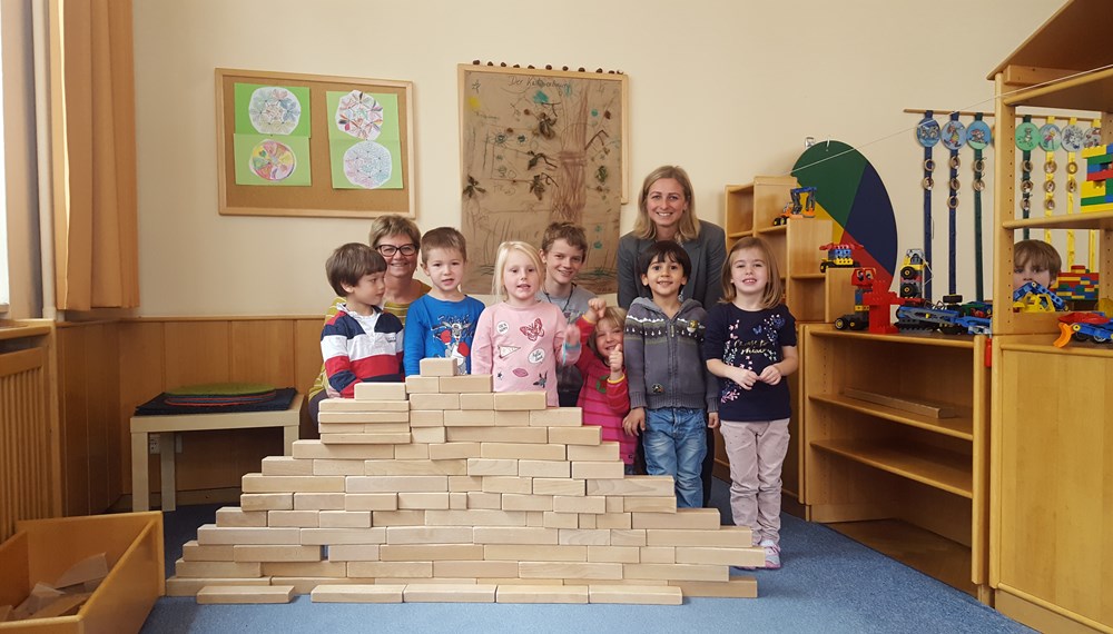Die Stadt Innsbruck, das Amt für Kinder, Jugend und Generationen, stellt zum diesjährigen Boy’s Day in ihren Kindergärten und Schülerhorten Schnupperplätze speziell für männliche Jugendliche zur Verfügung. Dieses Jahr nutzten 15 Burschen aus 4 Schulen diese Gelegenheit. An diesem Tag haben sie die Möglichkeit, den Beruf des Kindergartenpädagogen „hautnah“ zu erleben. Zudem sollen Eltern, AusbildnerInnen und die Öffentlichkeit sensibilisiert werden. Im Kindergarten-, Hortjahr 2017/18 arbeiten insgesamt 8 Männer in einem der 10 städtischen Schülerhorte. Dort werden rund 540 Kinder und Jugendliche im Alter von 7 bis 14 Jahren betreut. Alle Betriebe bieten Mittagstische an.