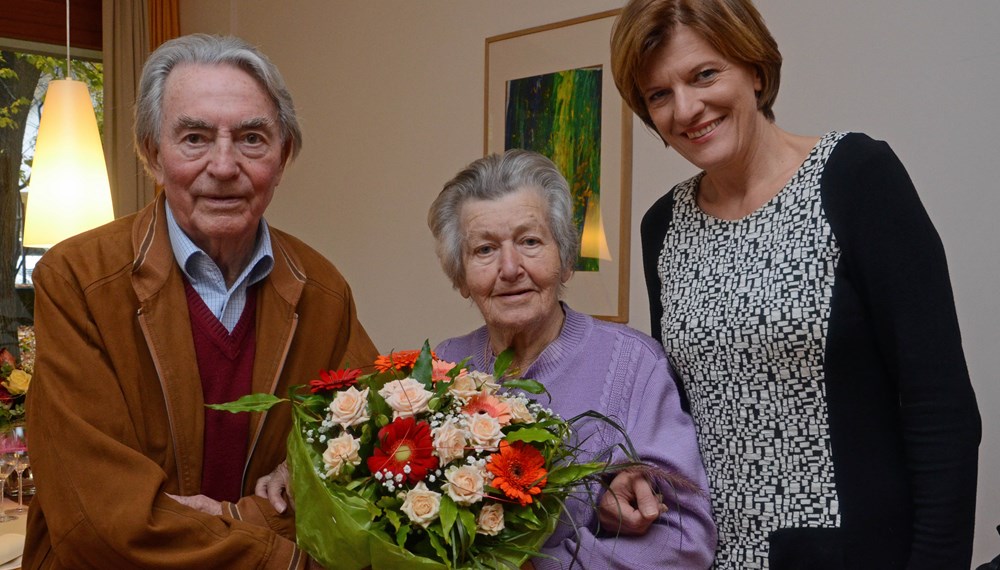 Theresia und Josef Maurer feierten vor Kurzem ihre Steinerne Hochzeit – ihnen gratulierte Bürgermeisterin Christine Oppitz-Plörer an einem Nachmittag, der von mehreren Jubiläumsbesuchen geprägt war.