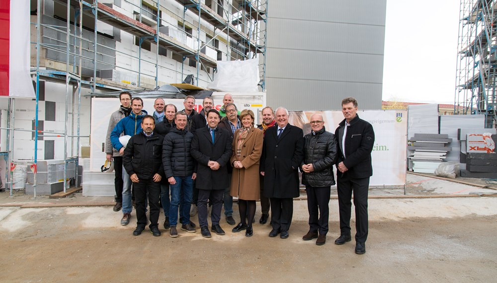 Nahmen an der Firstfeier der Wohnanlage in der Bienerstraße teil: Bürgermeisterin Christine Oppitz-Plörer, Vizebürgermeister Christoph Kaufmann (2. v. l., vorne), Stadträte Gerhard Fritz (M.) und Andreas Wanker (3. v. r.), Vertreter des Gemeinderats, Geschäftsführer der IIG, Franz Danler (3. v. l., vorne), WE-Geschäftsführer, Walter Soier (r.), Architekt Peter Larcher (8. v. l.) und weitere Bauverantwortliche.