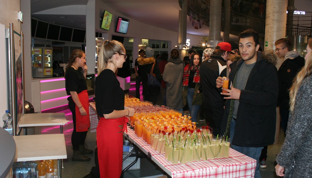 Bereits zum sechsten Mal fand am 10. November die JungbürgerInnenfeier in der Tiroler Landeshauptstadt unter dem Titel „MyInnsbruck Movie Night“ im Metropol Kino statt. Eingeladen waren alle Innsbrucker JungbürgerInnen zwischen 16 und 18 Jahren, die neben dem Film „Fack ju Göthe 3“ ein unterhaltsames Rahmenprogramm erwartete: Zum alkoholfreien Begrüßungscocktail gab es Sound von „Arlene and the Curls“ und in den sechs Kinosälen standen Popcorn und Softdrinks für jede/n JungbürgerIn bereit. Bei einem Gewinnspiel wurden zehn MyInnsbruck JugendCards, fünf Freizeittickets sowie ein Führerscheinkurs verlost.