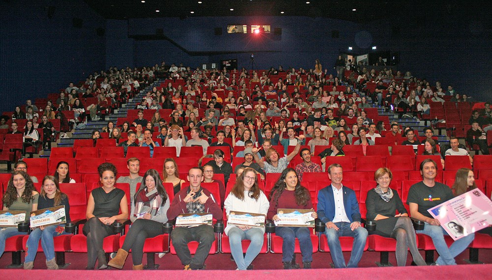 Bereits zum sechsten Mal fand am 10. November die JungbürgerInnenfeier in der Tiroler Landeshauptstadt unter dem Titel „MyInnsbruck Movie Night“ im Metropol Kino statt. Eingeladen waren alle Innsbrucker JungbürgerInnen zwischen 16 und 18 Jahren, die neben dem Film „Fack ju Göthe 3“ ein unterhaltsames Rahmenprogramm erwartete: Zum alkoholfreien Begrüßungscocktail gab es Sound von „Arlene and the Curls“ und in den sechs Kinosälen standen Popcorn und Softdrinks für jede/n JungbürgerIn bereit. Bei einem Gewinnspiel wurden zehn MyInnsbruck JugendCards, fünf Freizeittickets sowie ein Führerscheinkurs verlost.