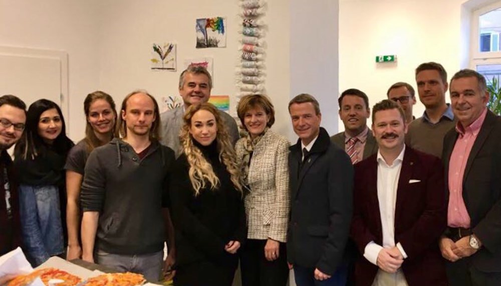 Anfang Dezember wurde das neue ISD-Jugendzentrum in der Langstraße in Pradl offiziell eröffnet. Neben ISD-Geschäftsführer Hubert Innerebner (5. v. l.) sowie weiteren VertreterInnen der ISD nahmen auch Bürgermeisterin Christine Oppitz-Plörer (M.) und Vizebürgermeister Chirstoph Kaufmann (6. v. r.), IIG-Geschäftsführer Franz Danler (5. v. r.), Bernhard Matt (IIG, 2. v. r.) und Vertreter des Innsbrucker Gemeinderats an der Feierlichkeit teil. Bei kleinen Köstlichkeiten präsentierten die BesucherInnen des Zentrums den Gästen ihre neuen Räumlichkeiten.