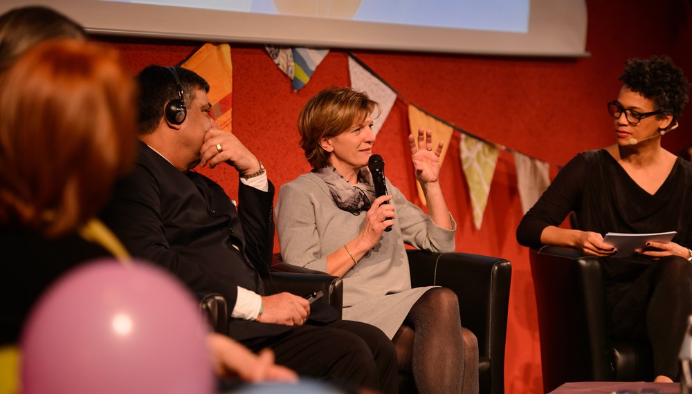 Nach mehr als drei Jahrzehnten übergab Helmut Kutin seine Funktion als Präsident und Vorsitzender des Aufsichtsrates des SOS Kinderdorfs Österreich an Irene Szimak bei einer würdevollen Feier im Innsbrucker Congress. Auch Bürgermeisterin Christine Oppitz-Plörer wohnte dem Abend „Kindsein in einer KindGERECHTen Welt“ bei.