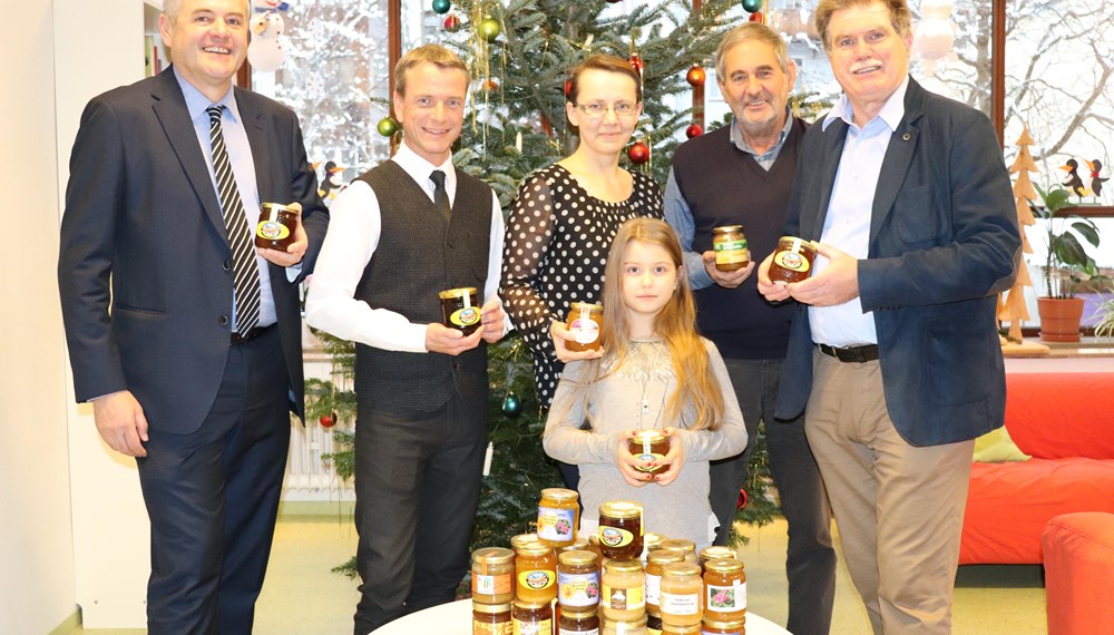 Der Tiroler Imkerverband spendet jedes Jahr eine große Menge Honig an unterschiedlichen Einrichtungen. Vor Kurzem überreichte Obmann Reinhard Hetzenauer (r.) gemeinsam mit Walter Kleinrubatscher (2. v. r.) im Beisein von ISD-Geschäftsführer Hubert Innerebner (l.) und Vizebürgermeister Christoph Kaufmann (2. v. l.) den Honig an das Kinderzentrum Pechegarten. Agata Senn (M. hinten) nahm diesen gemeinsam mit Rebecca (M. vorne) stellvertretend entgegen.