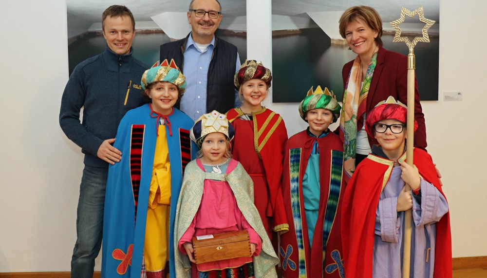 Die Sternsinger, die in diesem Jahr für die Aktion "Bruder und Schwester in Not" sammeln, statteten vor Kurzem Bürgermeisterin Christine Oppitz-Plörer einen Besuch ab. Nach einem Ständchen und guten Wünschen durch die jungen Rathaus-BesucherInnen überreichte das Stadtoberhaupt den Königen aus der Dompfarre eine Spende im Namen der Stadt Innsbruck. Außerdem gab es eine kleine Stärkung dazu.