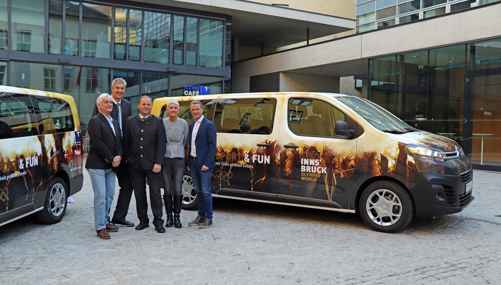 Der Fuhrpark der Olympiaworld Innsbruck wurde modernisiert. Ab sofort stehen zwei neue Fahrzeuge für Shuttlefahrten zur Verfügung. Olympiaworld-Geschäftsführer Michael Bielowski (l.) präsentierte den Sponsoren - Landeshauptmann-Stellverteter Josef Geisler (M.), Vizebürgermeister Christoph Kaufmann (r.) und Hypo-Vorstandsmitglied Johannes Haid - die modernen Kleinbusse. Auch Sieglinde Stübler (Hypo-Marketing) warf einen Blick darauf.