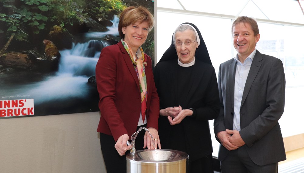 Änlässlich ihres 325. Geburtstages schenkte die Stadt Innsbruck der Schule der Ursulinen zwei Trinkwasserbrunnen für die Pausenebene. Davon machte sich Bürgermeisterin Christine Oppitz-Plörer - selbst ehemalige Ursulinen-Schülerin - vor Kurzem selbst ein Bild. Die ehemalige Dirketorin Sr. Hildegard (M.) und der aktuelle Schulleiter Georg Klammer freuten sich sichtlich über den Besuch und das Geschenk.