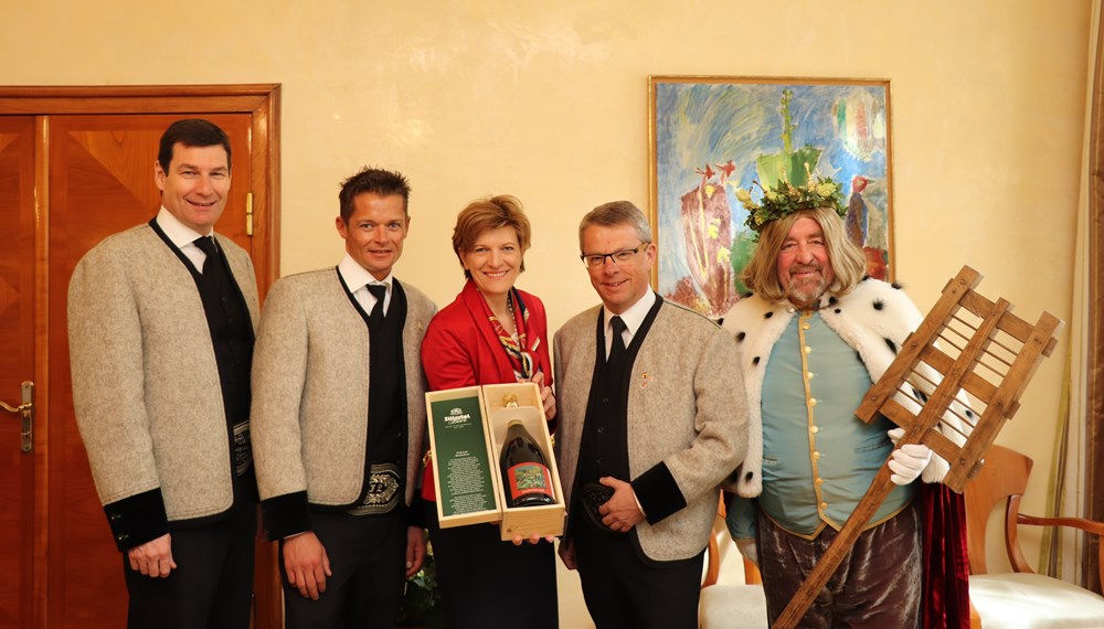 Ein Besuch von König Gambrinus sorgte im April für Aufsehen im Innsbrucker Rathaus: Eine Zillertaler Abordnung mit Bürgermeister Robert Pramstrahler (Zell a. Z., 2. v.r.), Ferdinand Lechner (Tourismusverband Zell-Gerlos, 2. v.l.) und Martin Lechner (Zillertal Bier GmbH, 1. v.l.) sprach ihre alljährliche persönliche Einladung an Bürgermeisterin Christine Oppitz-Plörer zum Gauderfest in Zell am Ziller aus. Seit 2014 zählt das „größte Trachtenfest im Alpenraum“ laut UNESCO zum immateriellen Kulturerbe Österreichs.