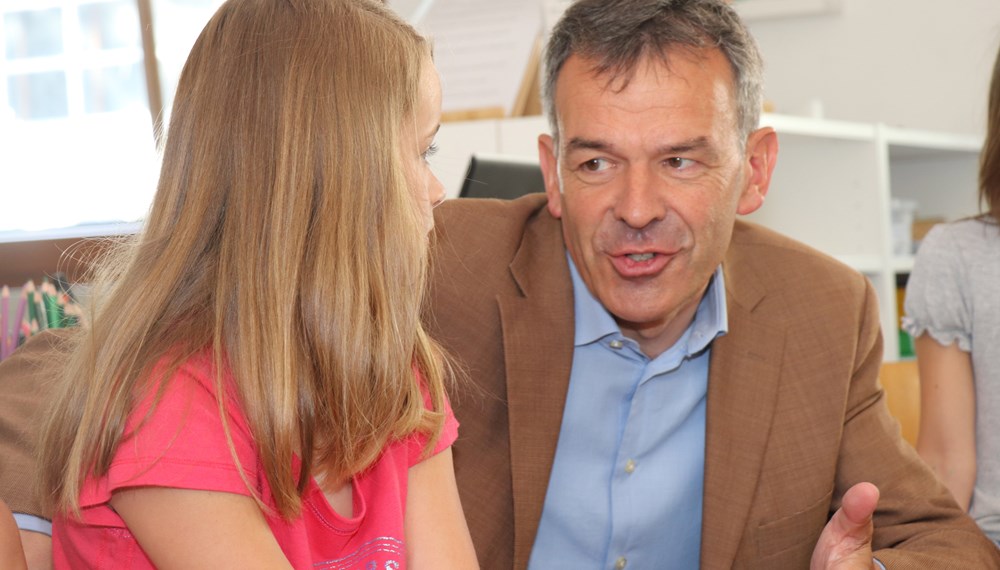 Bürgermeister Georg Willi stattete der Montessori-Schule auf dem Zeughausareal in Innsbruck einen Besuch ab. Er machte sich ein Bild von der Einrichtung, in der Kinderkirppe, Kindergarten sowie Schule vereint sind. SchülerInnen führten ihn über das Gelände. Im Anschluss tauschte sich der Bürgermeister mit den Verantwortlichen aus.